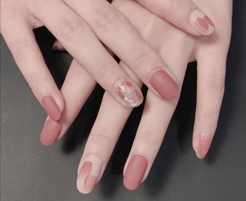  『早已』亮片美甲早已过时，来看看磨砂美甲的多种玩法，猫眼是独特的一种