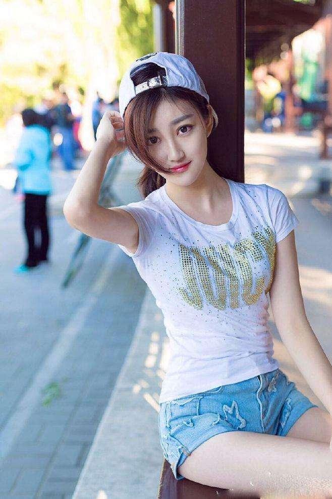 紧身裤让身材高挑有型，怎么穿都显身材，展现纤细的双腿