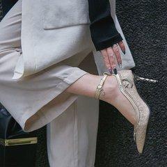 露脚的凉鞋。只要穿搭合适, 总能营造出倾国之姿