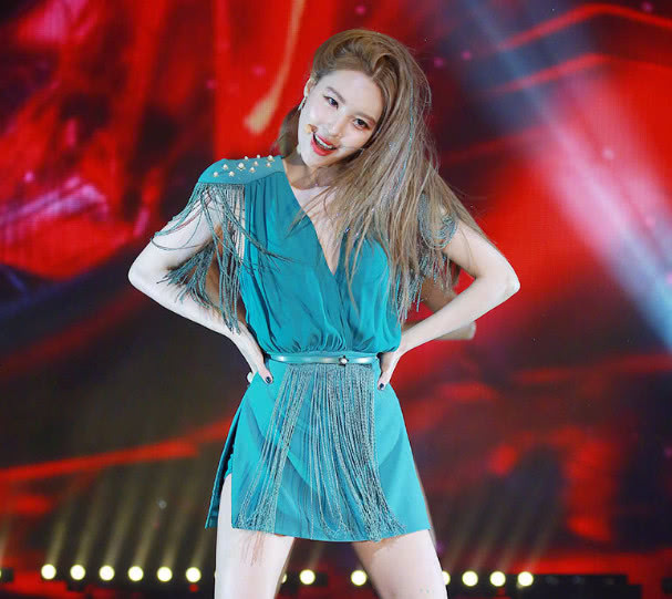 韩国第一美腿宣美，裙子开叉开到腰来秀腿，网友：腿上都是疙瘩！