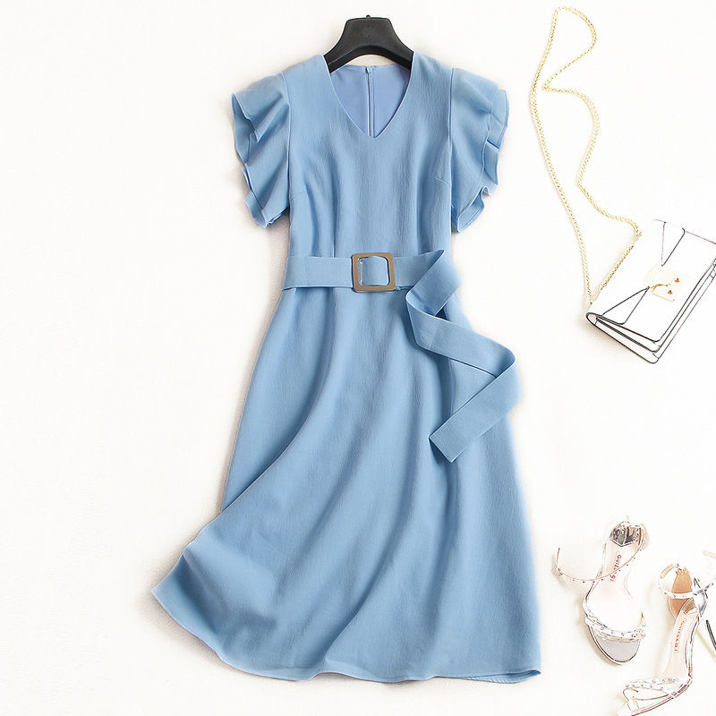 女人一旦过53，不缺钱的，中高级裙+小高跟，美得让人措手不及