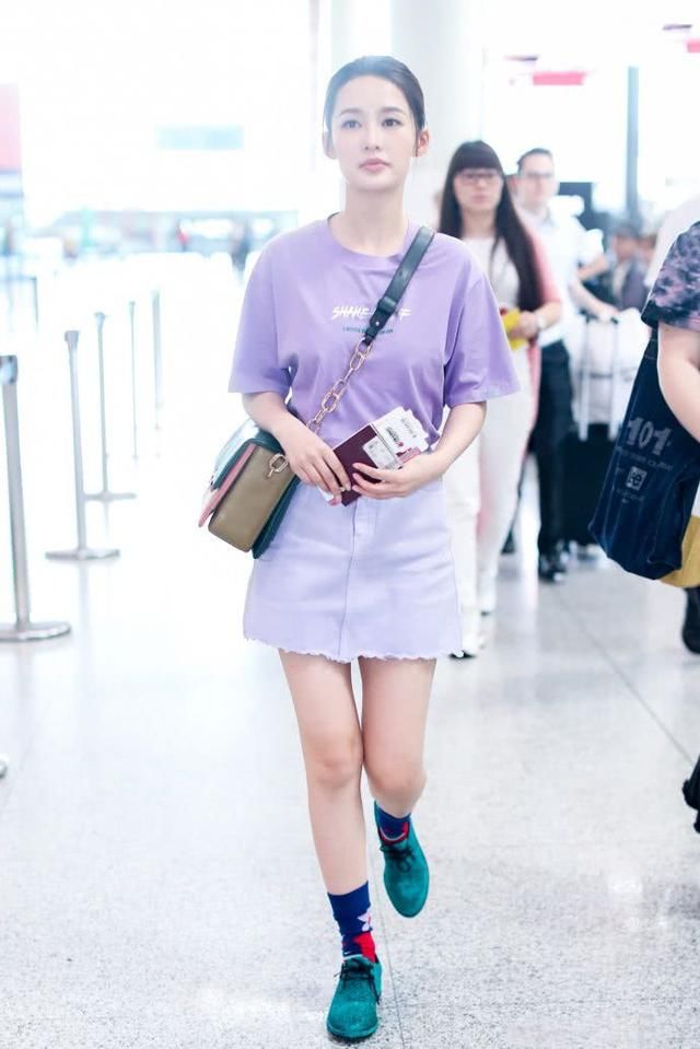 李沁衣品向来不错，紫色T恤配短裙嫩到飞起，脚下的鞋却一言难尽