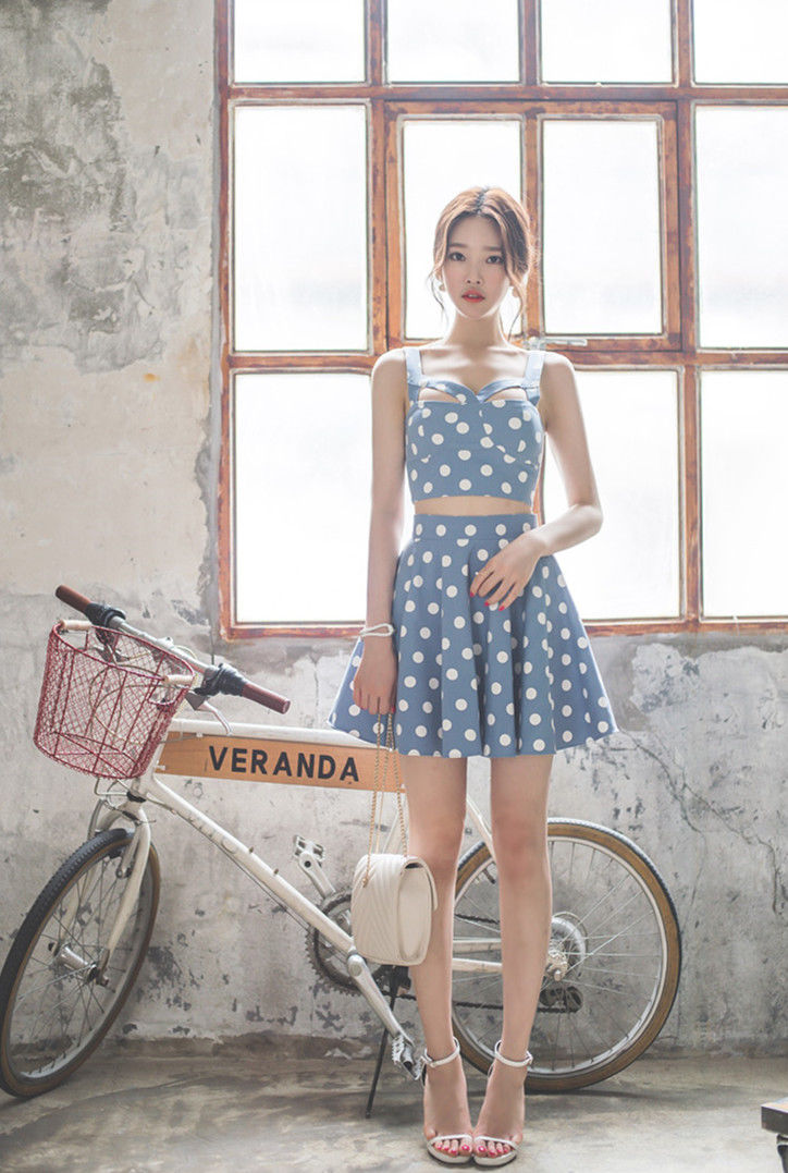 身穿浅蓝色波点裙的朴正允，青春洋溢，这套衣服太减龄了