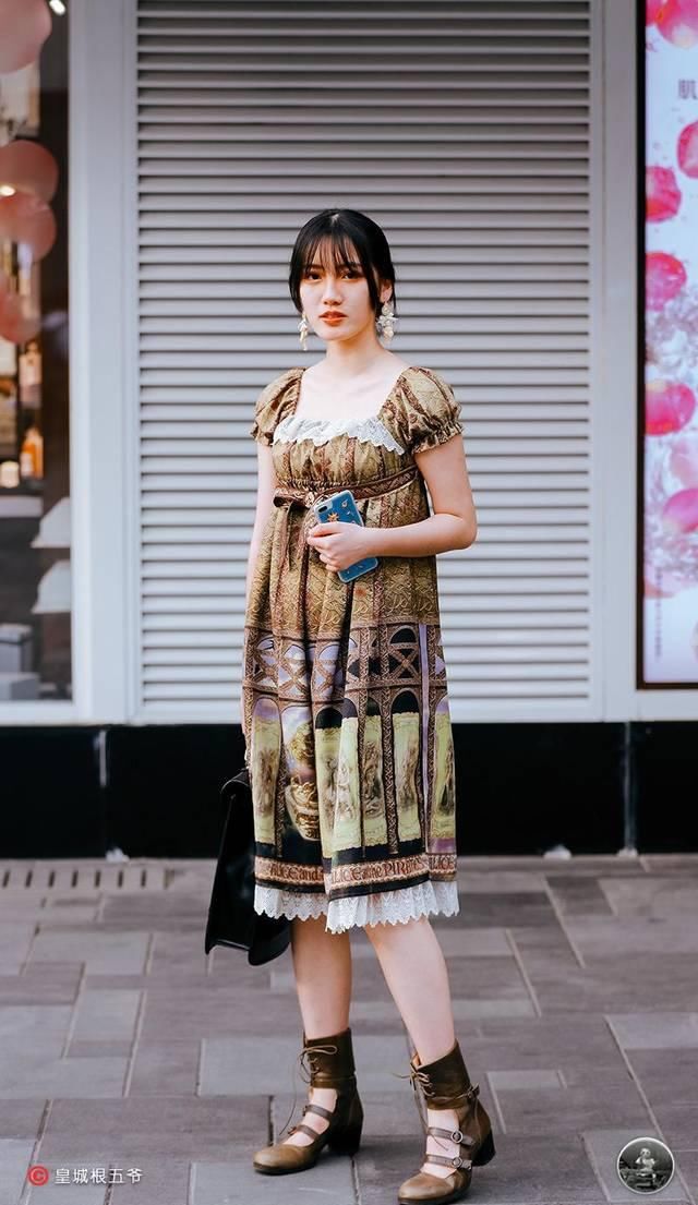  「美女」时尚街拍：在漂亮美女汇集的现代都市中，时尚美女们会挑选不一样的时尚潮流穿搭