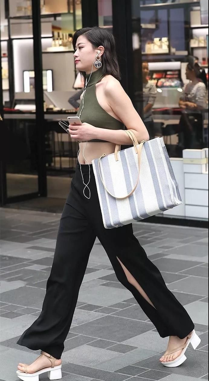 街拍 成熟美女姐姐吊带背心 尽显大好春光 风韵味道意犹未尽