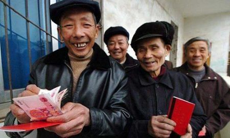  「养老金」为什么有的人养老金过万，有的人只有2000？原来是因
