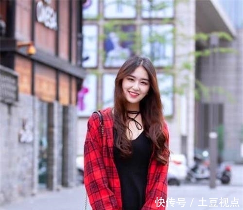 青春活力@秀出青春活力范,养眼又好看,街拍:貌美肤白的小姐姐