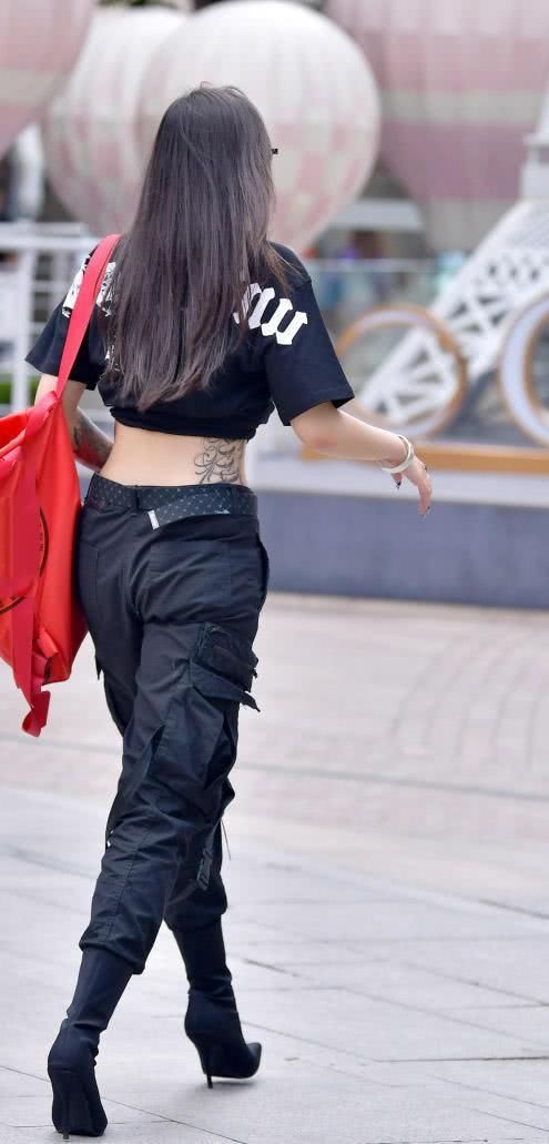 街拍:气质小姐姐帅气长裤尽显曼妙身姿，那不拘风格的气质心动了