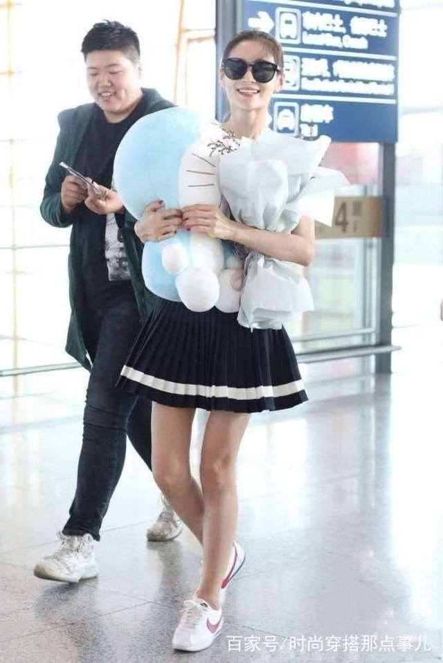 王媛可真会“装”，穿着校服搭配百褶裙，34岁嫩成18岁少女样