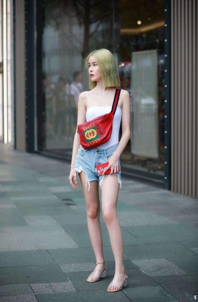 完美的身材配上白色吊带上衣和紧身牛仔裤,真的是不一样的诱惑!