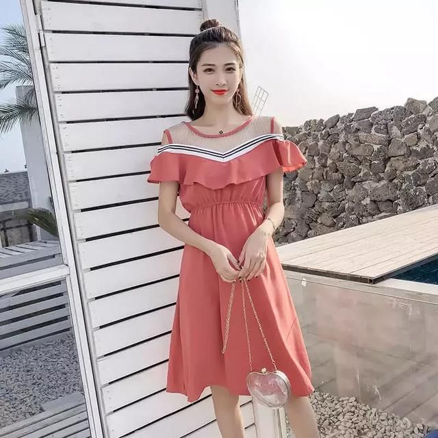 去年的连衣裙别穿了，学学时髦女人这样穿，走哪都是风景线