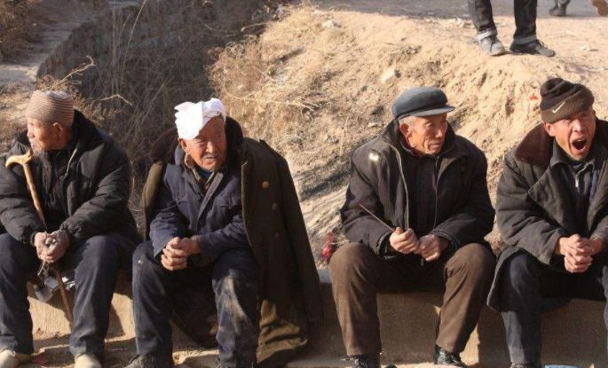 农村“新五毒”已经开始蔓延，农民很是头疼：谁来管管