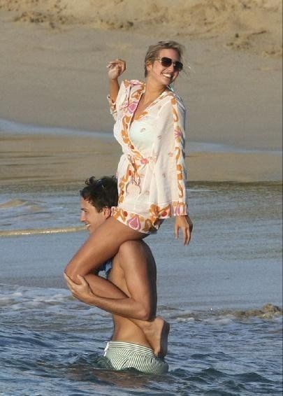 38岁伊万卡穿裙子:前三张双腿白皙细长，最后一张姿势太迷人!