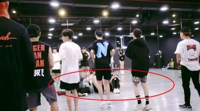 TFBOYS排练花絮第3弹：三小只裤子有亮点，商量好给粉丝撒团糖？