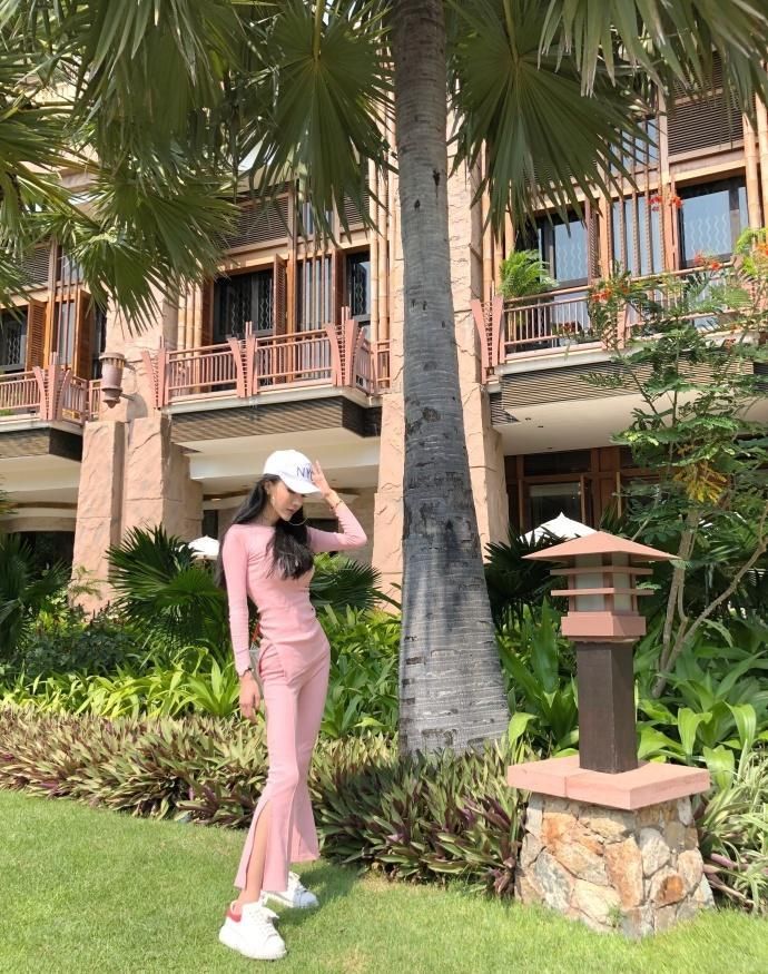 丰腴身材气质美女，粉色装更加迷人！