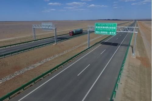  乌鲁木齐：中国最冷清的高速公路，5年花370亿建成，国庆路上压