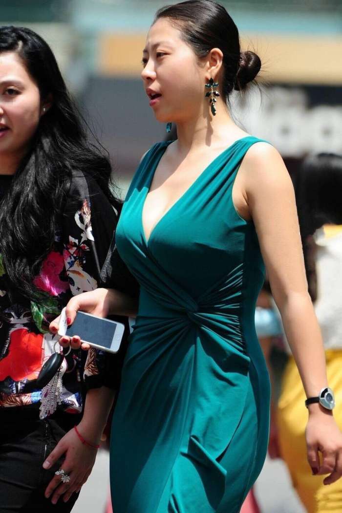 街拍: 成熟女生时尚起来就是美, 整个打扮气质好, 气场十足