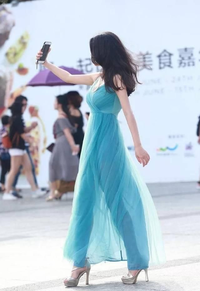 【 完善】突显出完善的风韵，高跟鞋搭配紧裤