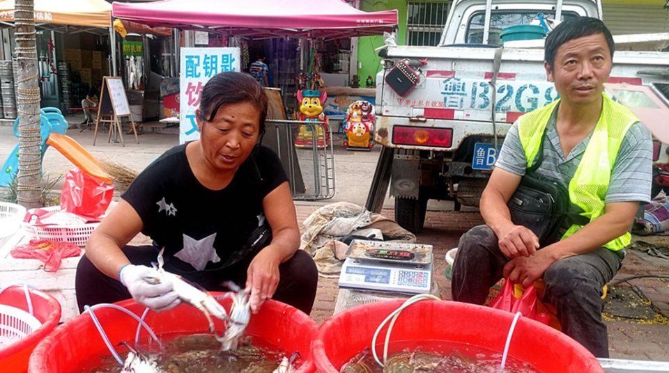 中秋节后菜市场海鲜价格腰斩，梭子蟹最高45，鲜活海鲜鱼价仍高