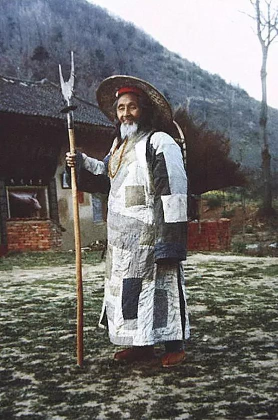 自从走上寻访终南隐士的道路之后,他的身份变成杂志《问道》的主