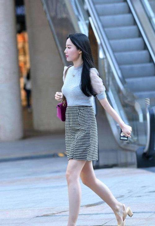 街拍：貌若天仙的牛仔裤小姐姐，释放靓丽清新的优雅女人味儿！