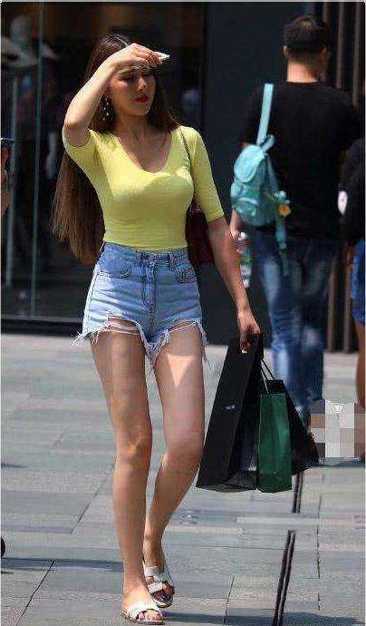 路人街拍: 长发小姐姐靓丽的紧身打扮, 太好看了, 简直美炸了!