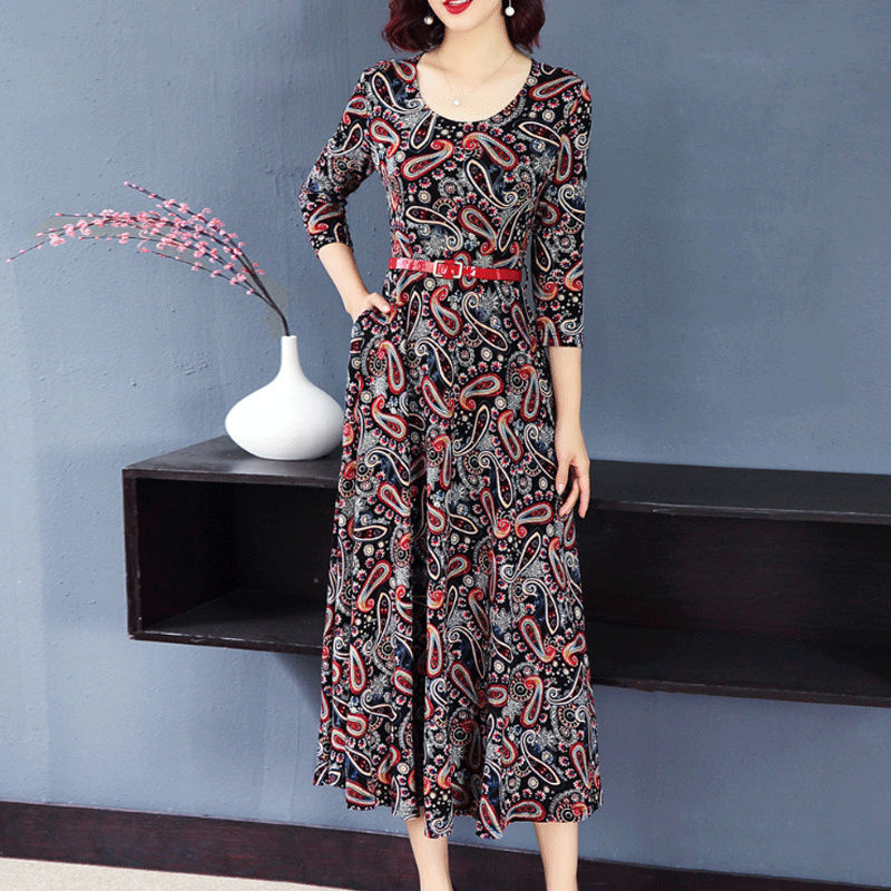 快中秋了，50岁女人多试试这，新款秋裙，配高跟鞋，洋气上档次