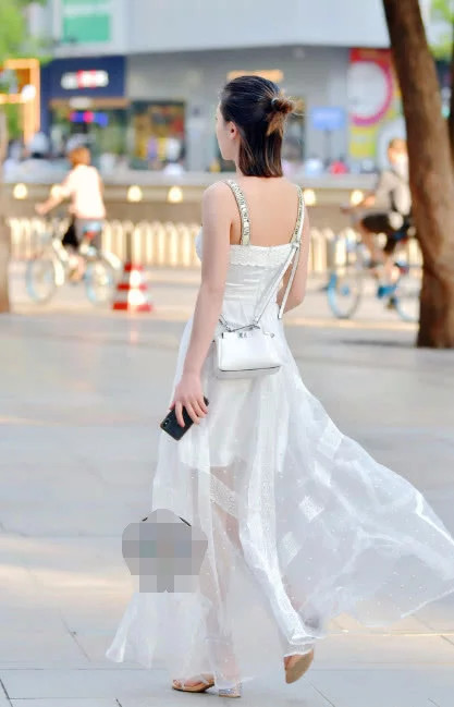 小姐姐一身轻纱伴娘装，尽显女神气质，不知道吸引了多少人的目光