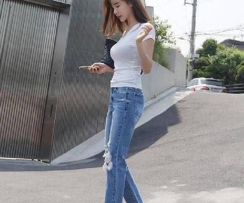  【秀外慧中】秀外慧中的美女，一件灰色上衣配牛仔裤，青春靓丽！