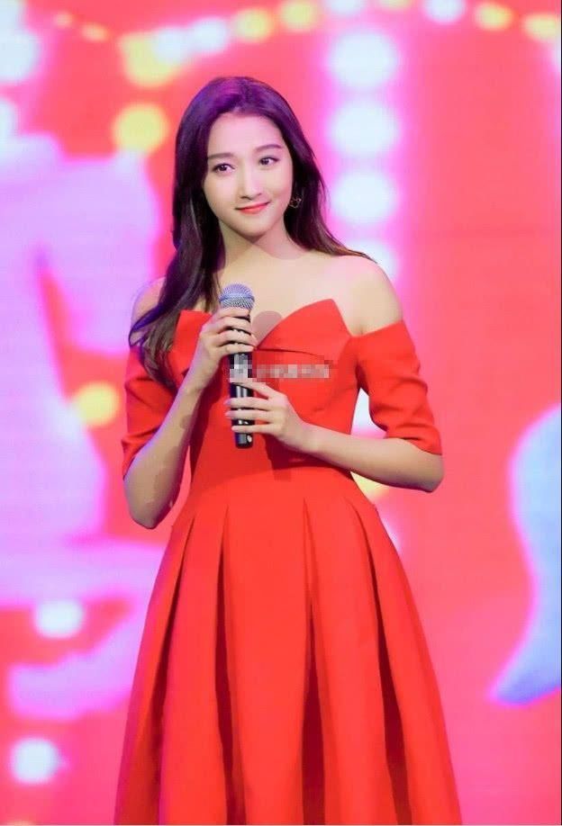 当21岁关晓彤和40岁周韵同穿红色连衣裙,终于明白什么叫美得高级