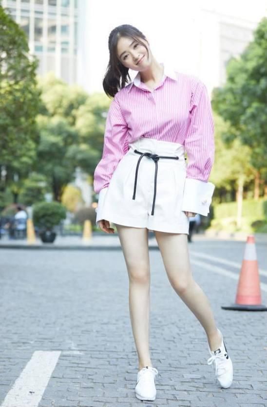 蒋欣这大粗腿穿短裤真心不好看,网友:确实挺胖的,至少140斤