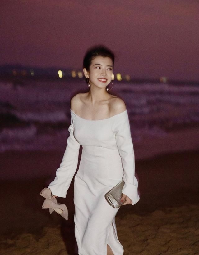  「感觉」三木博主颜值又飙升，穿风大衣裙配搭收腰裤带，霸气又有型