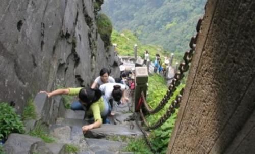 全球最“危险”寺庙，500年来“悬挂”于两千米高空，就在中国