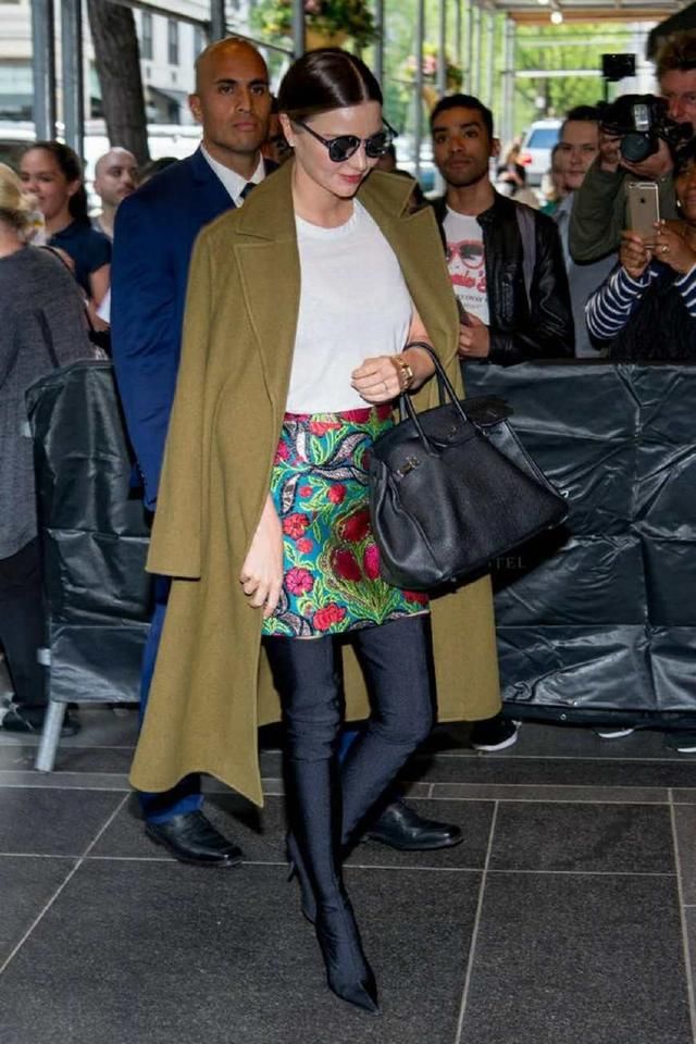 米兰达可儿搭配素雅百褶裙，现身街头，太精致可人，真的好美