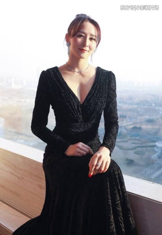 胡静穿黑裙大秀身材，无奈被肩宽毁了，确定不是男人的肩?