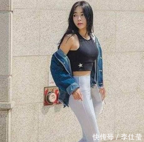 个性独特的美女，搭配紧身打底裤，清爽活力十分抢眼！