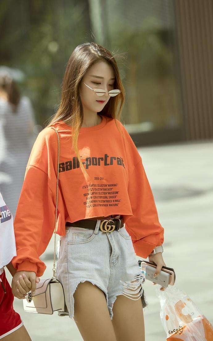 黑色格调的露脐装T恤穿搭，让小姐姐看起来更加性感与魅力!