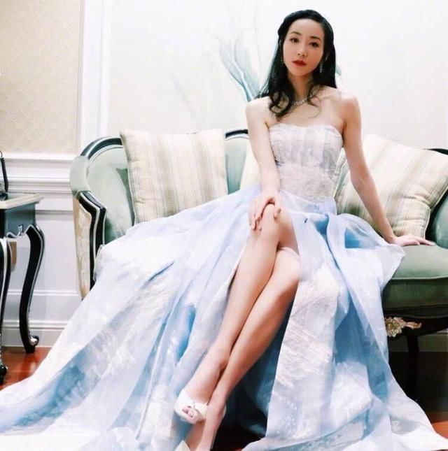 韩雪一袭天蓝色上衣仙气炸屏，脚上却只穿了一双蓝色“袜子”?