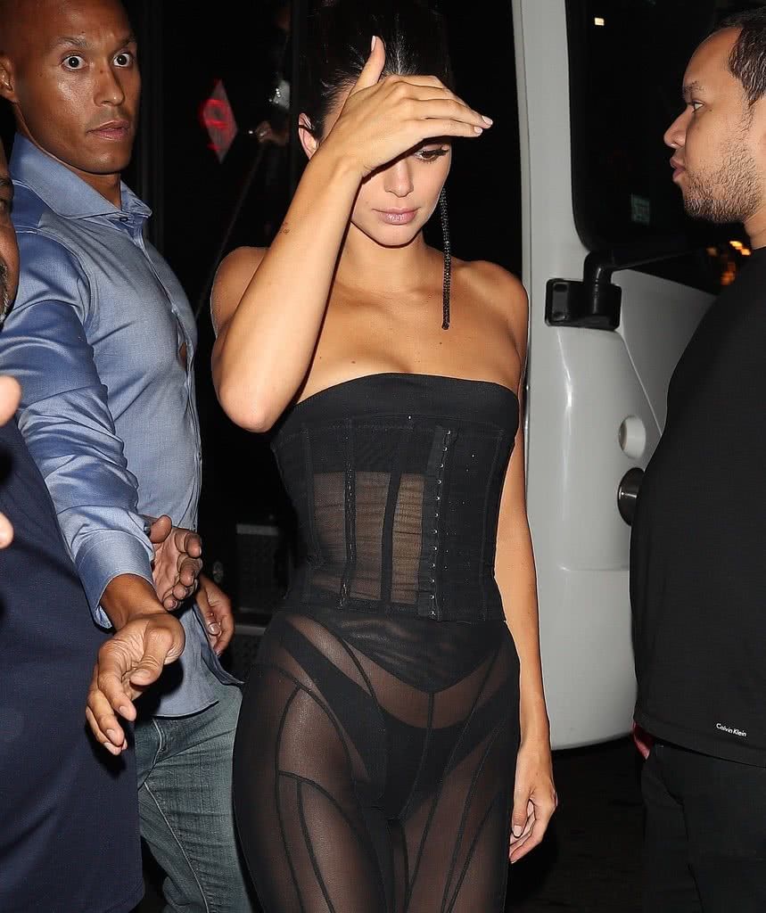 肯达尔詹娜潮装现身 超大粉色腰带成亮点 瞪眼保镖再次同框