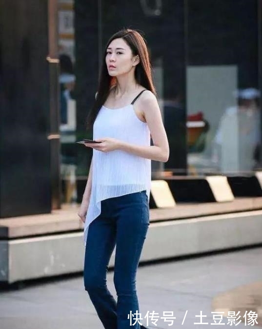 『美女』街拍柳眉如烟的美女,一件白色背心配蓝色牛仔裤,时尚大方气质