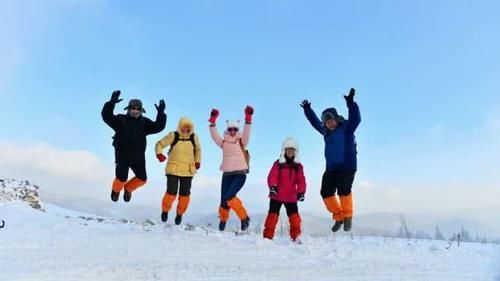 雪乡接不到游客？想多了，如今雪乡更加热闹，一天接待上万游客