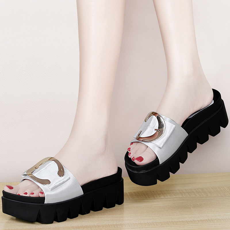 比高跟鞋舒适，还比高跟鞋时髦好看的凉拖鞋，今夏巨流行