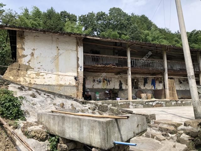  房盖■重庆刘先生回乡建洋楼，光挖机费就花了2万多，这房盖的有