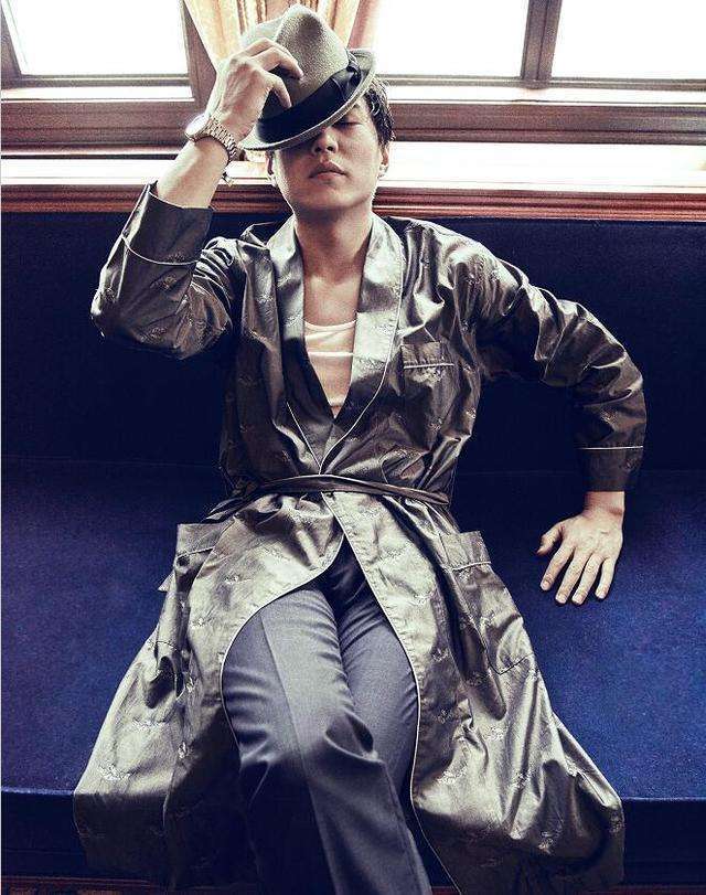 演员靳东的父母是做什么的? 靳东家庭背景曝光