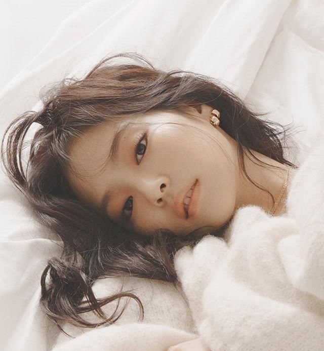  [化妆包]明星妆容如何打造？看看人间香奈儿Jennie的化妆包就知道了