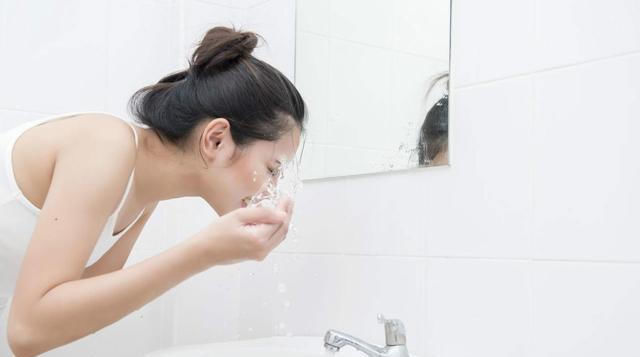  [混合性肤质]早上洗脸要不要用洗面奶呢?很多女生做错了,难怪毛孔越来越粗大