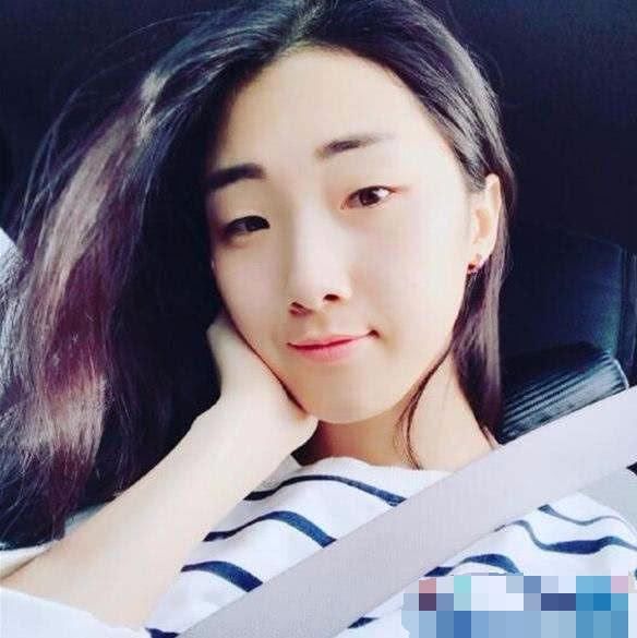 火箭少女101素颜照曝光，孟美岐的眼睛都没了，最好看的是她