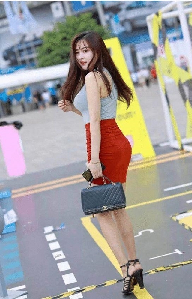 靓女|路人街拍,靓女白衬衫搭配休闲牛仔裤,衬托出街头的气质感