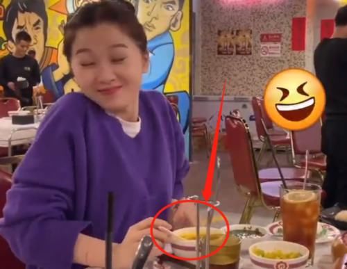  「餐馆」虞书欣去餐馆吃“打边炉”，看清她拿起碗动作后，真吃假吃很明显