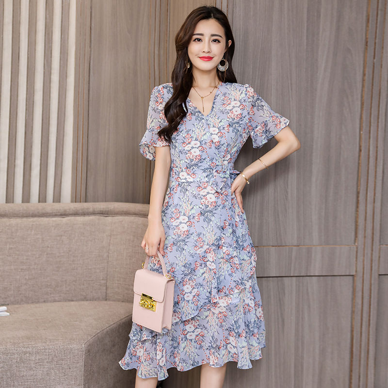 瞧瞧下面这个女人，好身材尽显无遗，妩媚又性感~